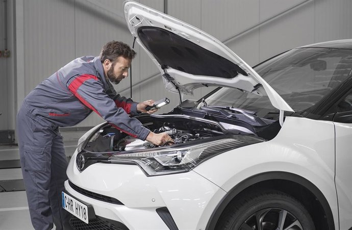 Archivo - Imagen de un operario de taller.