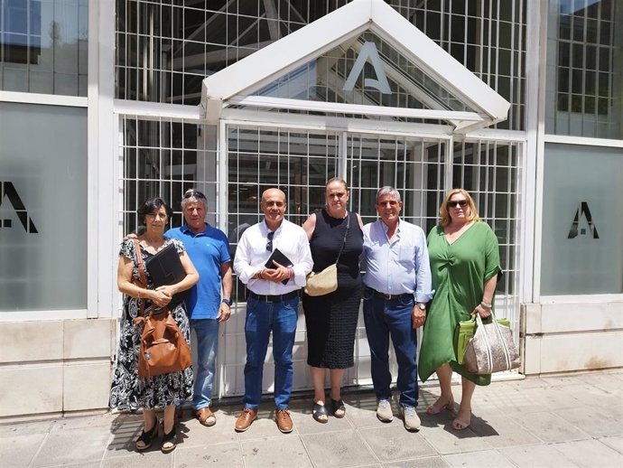 Miembros del gobierno municipal de Sanlúcar la Mayor se han reunido con la delegada provincial de salud de la Junta de Andalucía en Sevilla.
