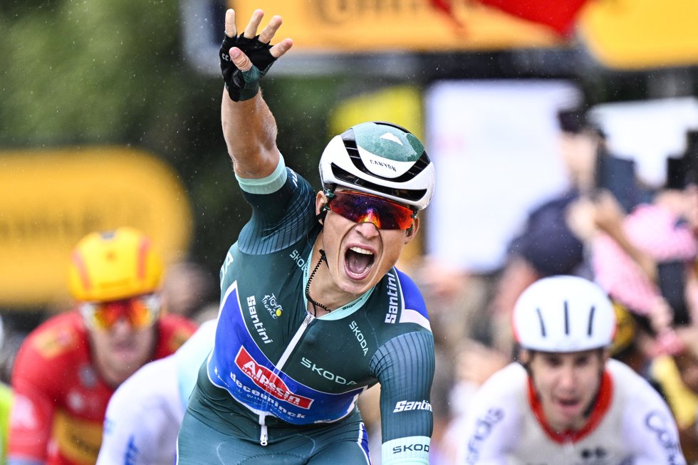 El ciclista belga Jasper Philipsen (Alpecin-Deceuninck) celebra su cuarto triunfo en el Tour de Francia de 2023 en Moulins.