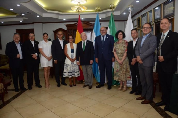 Delegaciones de la UCO y de la UHT tras la firma del convenio.