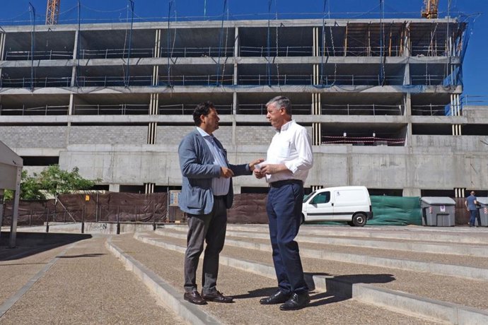 El número de la lista del PP por Huelva al Senado, Carmelo Romero, acompañado por el candidato número tres por Huelva al Congreso de los Diputados, Jaime Pérez.