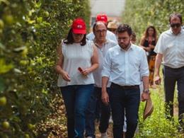El presidente Pere Aragons en la visita a la finca del Irta en Mollerussa (Lleida)
