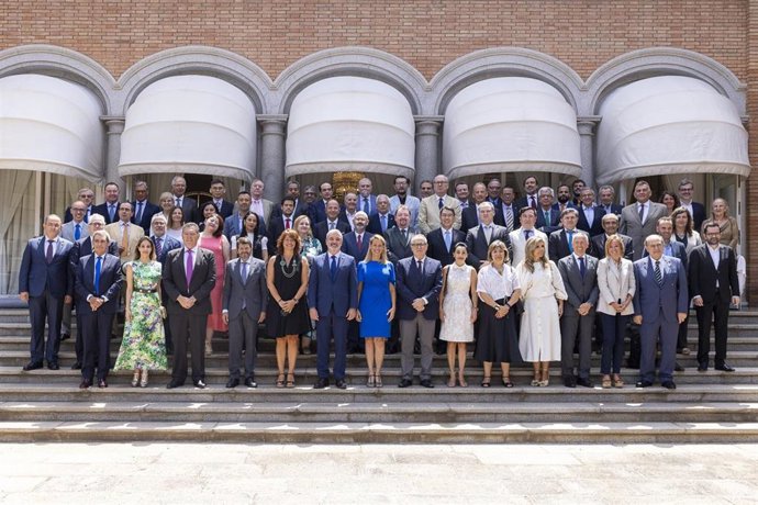 El alcalde de Barcelona, Jaume Collboni, junto a los cuatro tenientes de alcalde y representantes del cuerpo consular, cámaras de comercio y organismos internacionales.