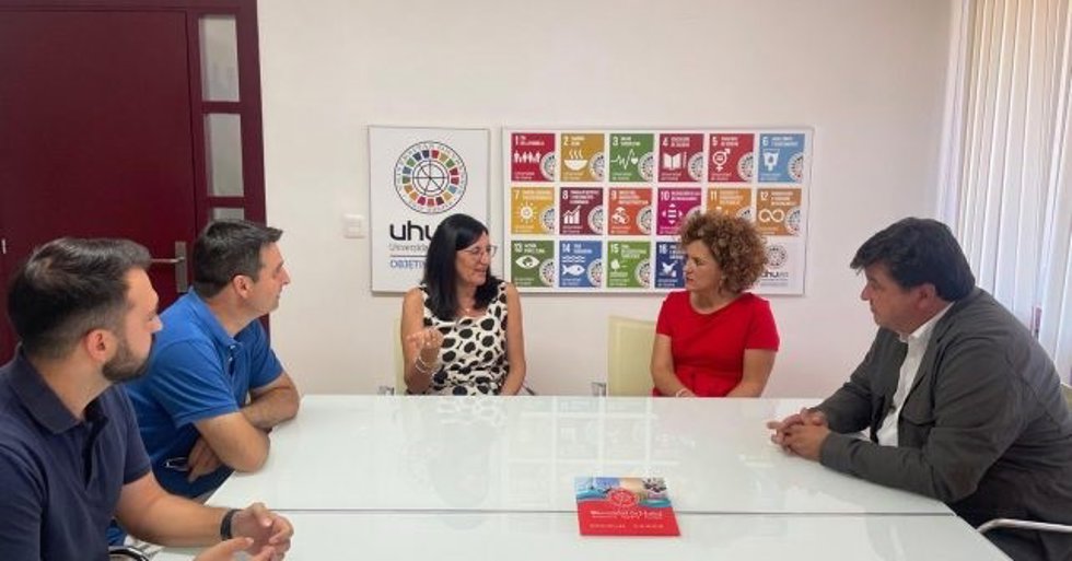 Los candidatos socialistas en su reunión con la rectora de la UHU, María Antonia Peña.