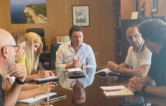 Daniel Sánchez con el alcalde de Ubrique.