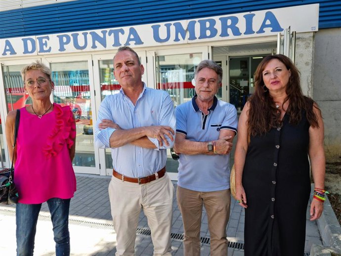 El cabeza de lista de Vox al Congreso de los diputados por Huelva, Tomás Fernández, junto a otros miembros de Vox Huelva en Punta Umbría.