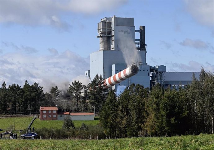 Archivo - Voladura de la chimenea de la central térmica de Meirama, a 1 de marzo de 2023, en Cerceda, A Coruña, Galicia (España). La chimenea, de 204 metros de altura, se ha derribado, mediante una explosión controlada, tras 40 años formando parte del p