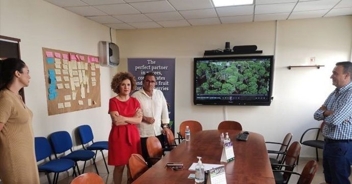 La candidata al Senado por el PSOE de Huelva y secretaria general de esta formación, María Eugenia Limón, en su visita a la empresa Hudisa Desarrollo Industrial.