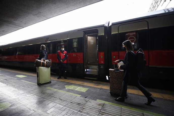 Archivo - 16 April 2021, Italy, Rome: Passengers walk with their luggage on a platform at Roma Termini Railway station before boarding the newly inaugurated Rome-Milan Trenitalia train.