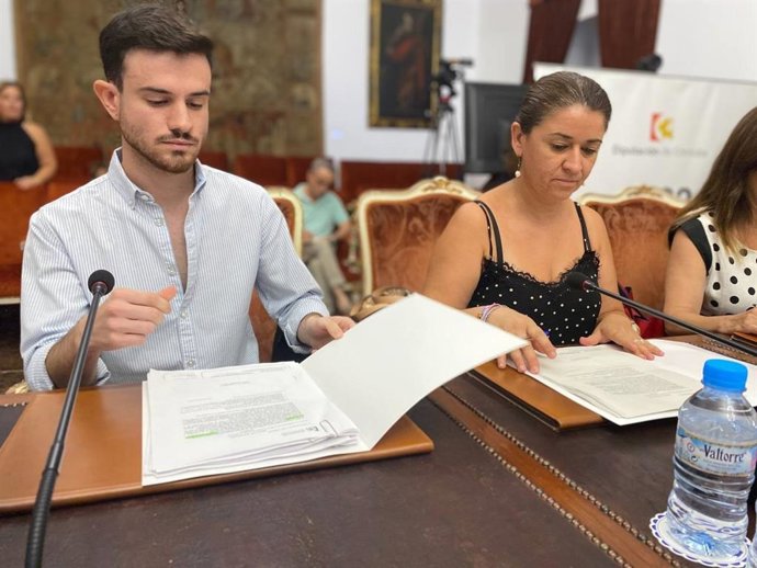 Los diputados de IU en la Diputación de Córdoba, Irene Ruiz y José Manuel Cobo.