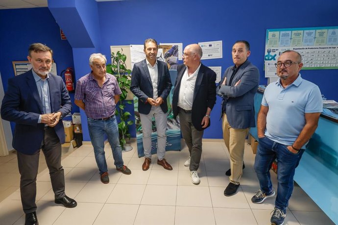 El conselleiro do Mar, Alfonso Villares, visita el puerto de Burela, donde se reúne con los representantes de la OPP y de otras entidades del sector