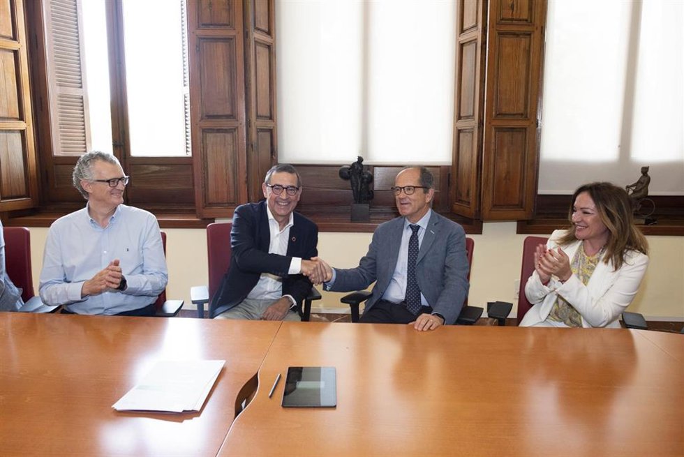 El rector, José Luján, y el doctor Vicente Vicente, tras la firma del convenio