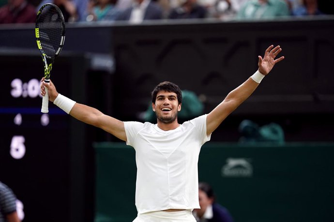 10 July 2023, United Kingdom, Berlin: Spanish tennis player Carlos Alcaraz celebrates victory over against Italy's Matteo Berrettini after their men's singles round of 16 match on day eight of the 2023 Wimbledon Championships at the All England Lawn Ten