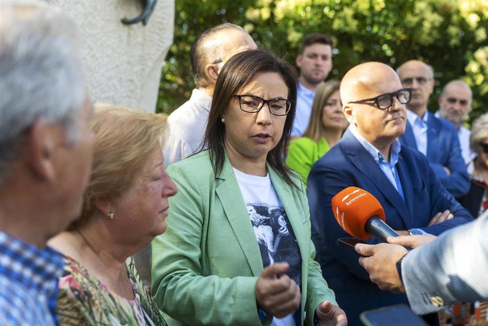 La responsable de Interior del PP nacional, Ana Belén Vázquez, y el líder del PP de Ourense, Manuel Baltar, en la ofrenda floral por el 26 aniversario del asesinato de Miguel Ángel Blanco en A Merca.