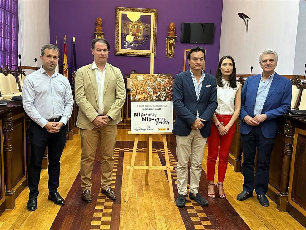 El alcalde de Jaén, Agustín González, junto a los portavoces de los grupos municipales en el homenaje a Miguel Ángel Blanco