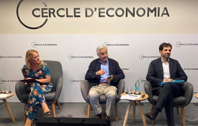 La consellera de Economía y Hacienda de la Generalitat, Natlia Mas; el secretario de Asuntos Económicos y Fondos Europeos, Miquel Puig, y el director general de Fondos Europeos y Ayudas de Estado, Aleix Cubells.