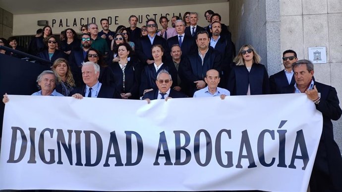 El decano de los abogados, Fernando Vergel, este miércoles en la concentación del Turno de Oficio por la mejora de sus condiciones.