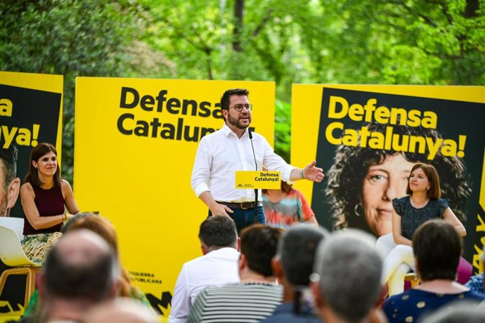 El presidente Pere Aragons en un mitin en Lleida junto al cabeza de lista de ERC al Congreso, Gabriel Rufián, la portavoz Marta Vilalta, la cabeza de lista al Congreso por Lleida Inés Granollers y la 1 al Senado por Lleida Sara Bailac.