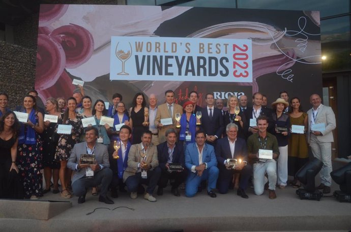 Foto de familia de los premios World's Best Vineyards 2023 celebrados en Bodegas Beronia en Ollauri (La Rioja)