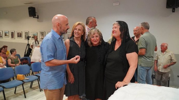 El candidato número cuatro de la lista del PSOE al Congreso por Málaga, Javier Salas, y la viceportavoz socialista en el Ayuntamiento de la capital, Begoña Medina, han asistido a la semana cultural de la asociación Torrijos del barrio de Huelin.