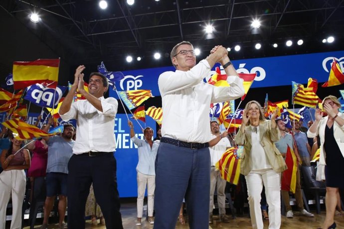 El candidato del Partido Popular a la Presidencia del Gobierno, Alberto Núñez Feijóo, y el líder del PPCV y futuro 'president' de la Generalitat, Carlos Mazón.