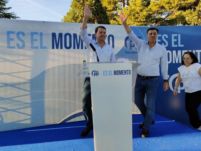 El presidente del PPCyL, Alfonso Fernández Mañueco (i), y el cabeza de lista del PP por Salamanca al Congreso, José Antonio Bermúdez de Castro (d), en el acto en Salamanca