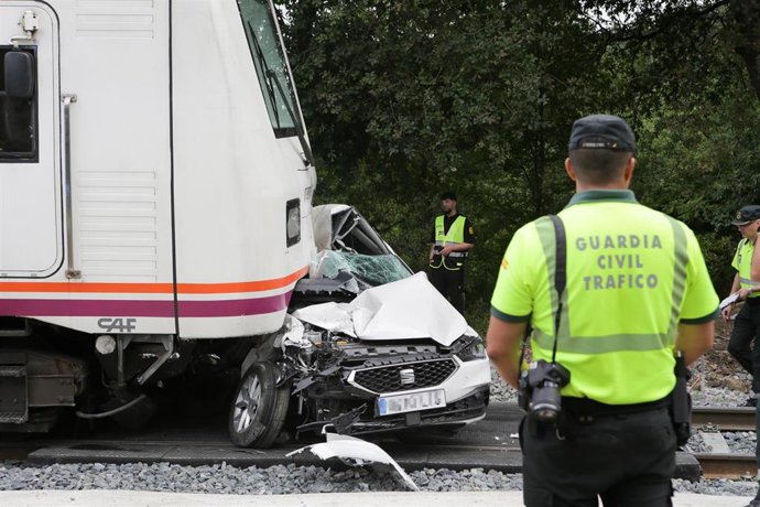 Un garda civil de tráfico fronte ao choque do tren a un coche nun paso a nivel, a 12 de xullo de 2023, en Lugo, Galicia (España). Un tren arroiou hoxe a un coche con tres ocupantes nun paso a nivel sen barreiras na parroquia de Recimil, no