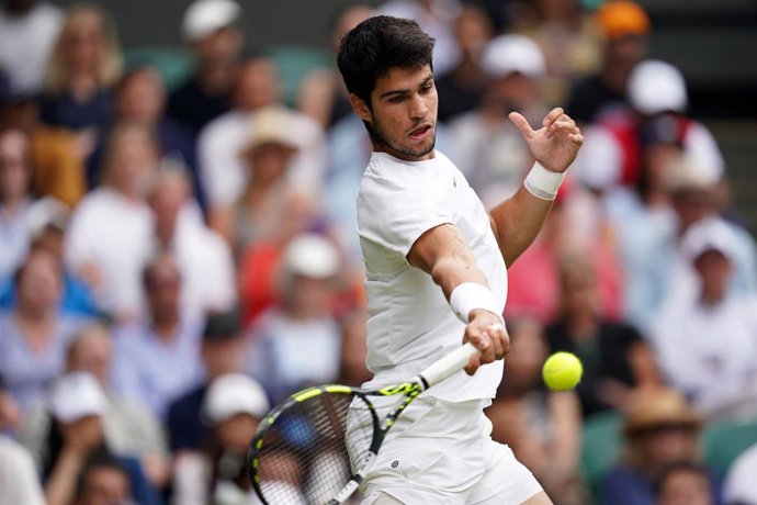 12 July 2023, United Kingdom, London: Spanish tennis player Carlos Alcaraz in action against Danish Holger Rune during their men's quarter-finals tennis match on Day Ten of the 2023 Wimbledon Championships at the All England Lawn Tennis and Croquet Club