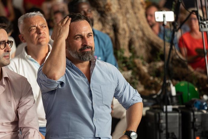 El líder de Vox y candidato a presidir el Gobierno, Santiago Abascal, interviene durante un acto de campaña electoral en Mérida