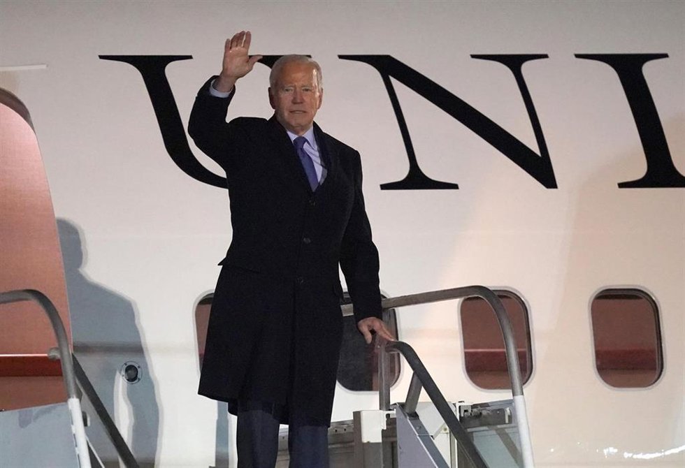 Archivo - El presidente de Estados Unidos, Joe Biden, bajando del Air Force 1