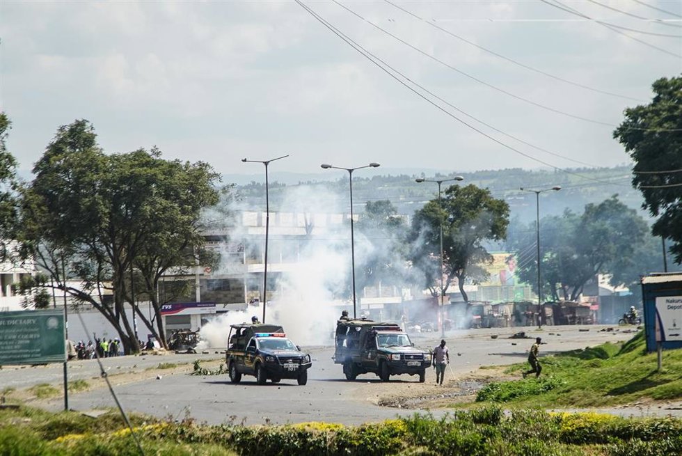 La Policía dispersa con gases lacrimógenos a los manifestantes que habían levantado barricadas en la autopista de Nairobi a Kisumu durante una protesta contra el gobierno y el alto coste de vida covnocada por el líder opositor Raila Odinga