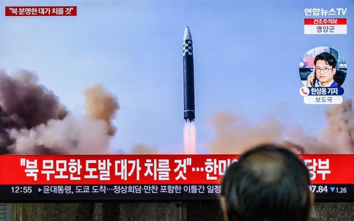 Archivo - March 16, 2023, Seoul, South Korea: A  tv screen shows a file footage of North Korea's long-range ballistic missile launch during a news program at Yongsanl railway station in Seoul. North Korea fired a long-range ballistic missile toward the 