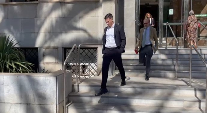 Archivo - Santi Mina sale de la Audiencia de Almería tras comparecer por sorpresa en persona ante el tribunal en 2021