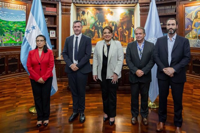 La presidenta de Honduras, Xiomara Castro, junto a la misión de expertos de la ONU para instalar la CICIH