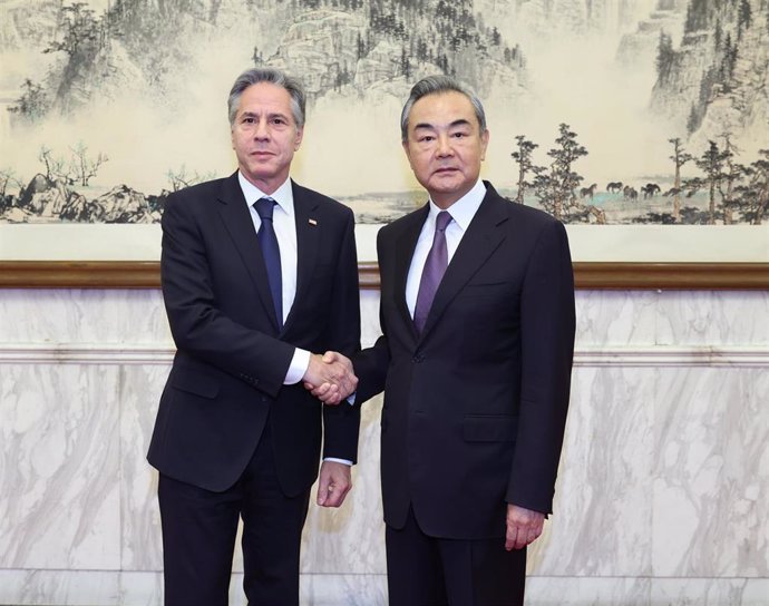 El secretario del Departamento de Estado de Estados Unidos, Antony Blinken (izquierda), junto al principal asaesor de política exterior chino, Wang Yi (derecha)