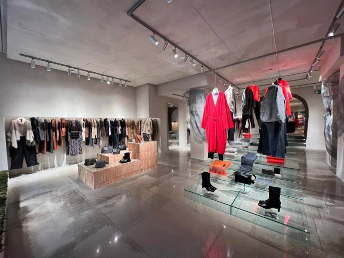 Archivo - Tienda de ropa Adolfo Domínguez. 