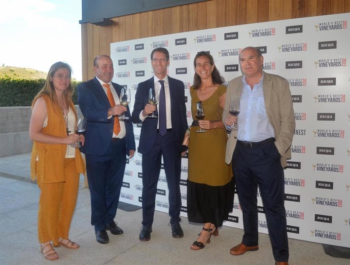 El presidente de La Rioja, Gonzalo Capellán (c), durante la gala Worlds Best Vineyards 2023, en Bodegas Beronia, a 12 de julio de 2023, en Ollauri, La Rioja (España)