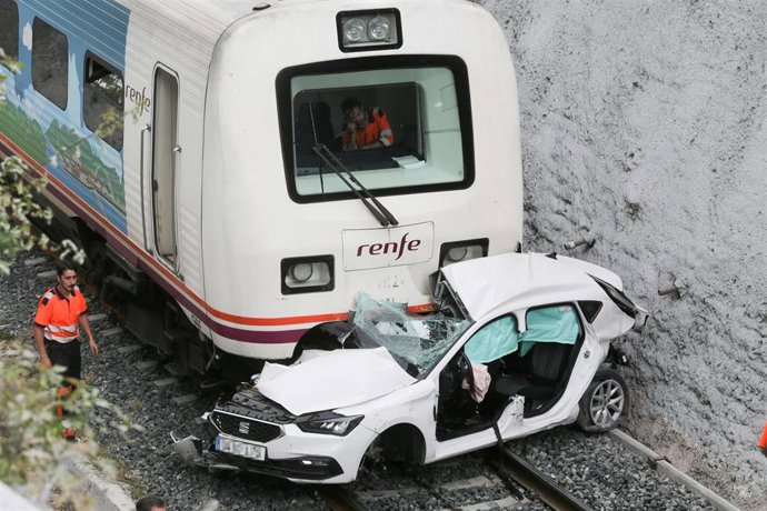 Vista del choque del tren a un coche en un paso a nivel, a 12 de julio de 2023, en Lugo, Galicia (España). 
