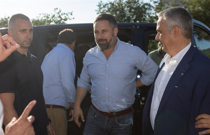 El líder de Vox y candidato a presidir el Gobierno, Santiago Abascal (2d), en un acto de campaña en Mérida