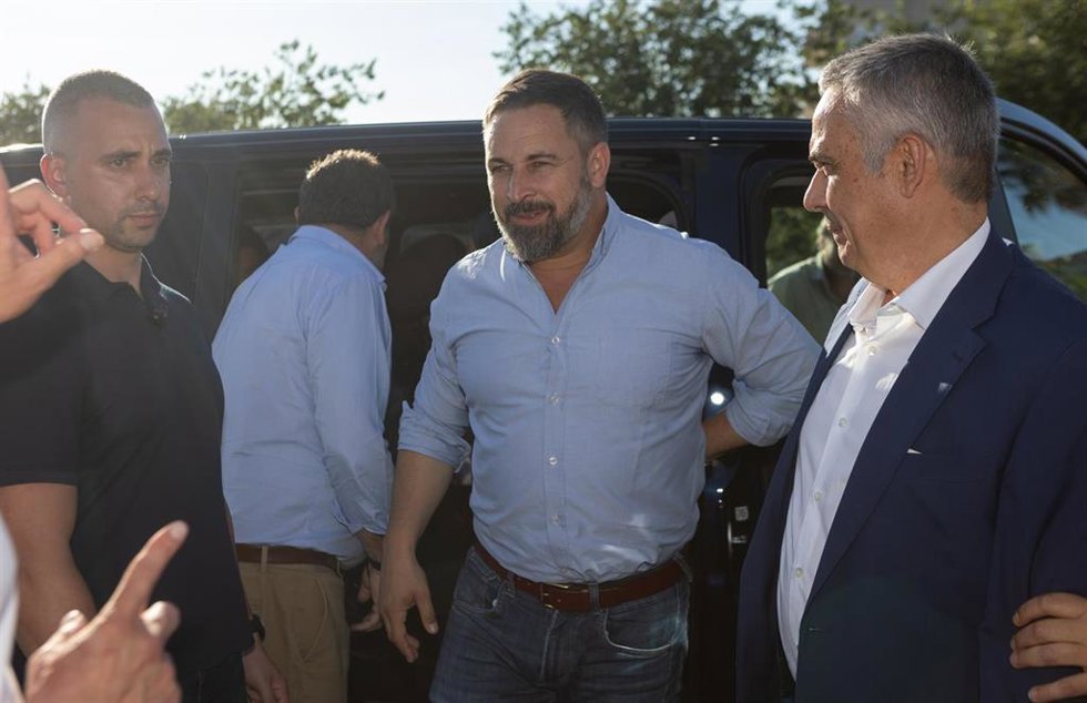 El líder de Vox y candidato a presidir el Gobierno, Santiago Abascal (2d), en un acto de campaña en Mérida