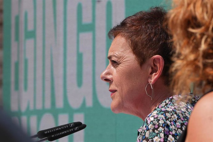 La portavoz de EH Bildu en el Congreso, Mertxe Aizpurua, interviene durante un acto de campaña de EH Bildu, en la Plaza Cataluña, a 9 de julio de 2023, en San Sebastián, Guipúzcoa, País Vasco (España). El partido EH Bildu celebra este acto de cara a las