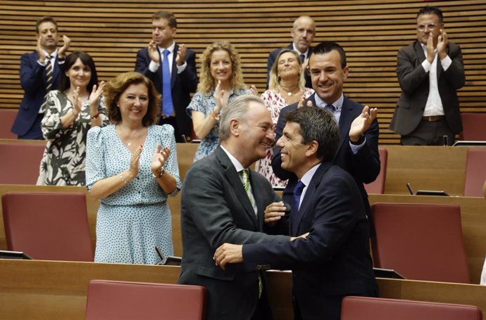 El futuro president de la Generalitta, Carlos Mazón (d), se abraza al exjefe del Consell Alberto Fabra