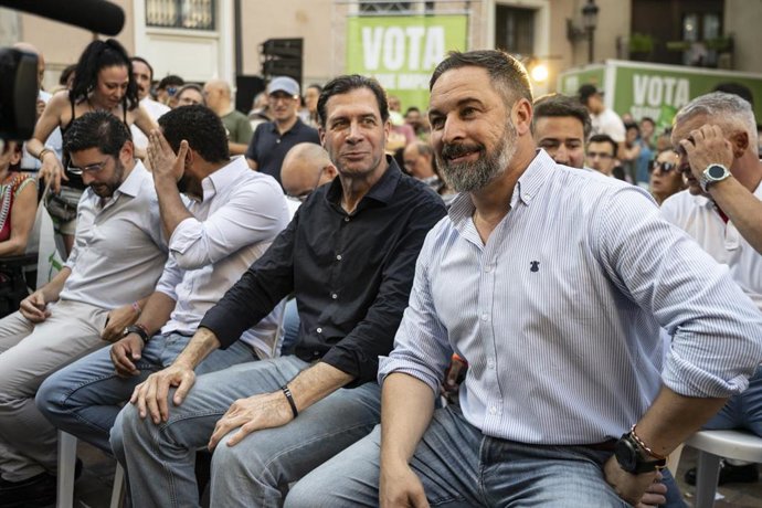 El líder de Vox y candidato a presidir el Gobierno, Santiago Abascal (d), en un acto de campaña en Zaragoza