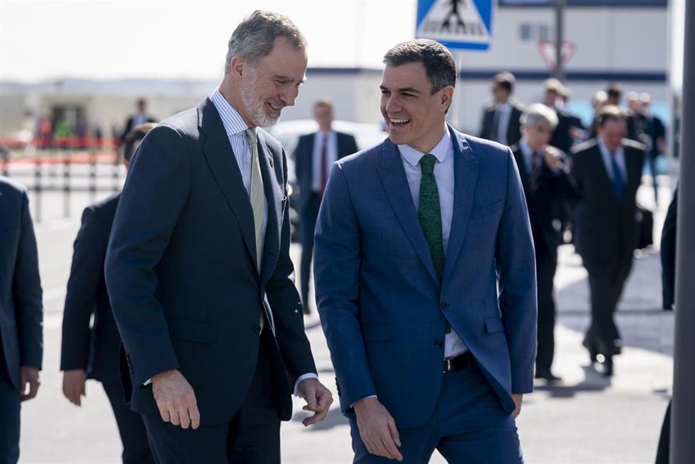 Archivo - El Rey Felipe VI (i) y el presidente del Gobierno, Pedro Sánchez (d), durante el acto central conmemorativo de la creación de Construcciones Aeronáuticas S.A. y de su planta de Getafe, a 13 de marzo de 2023, en Getafe, Madrid (España). Airbus