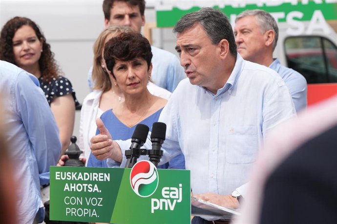 El portavoz del Grupo Vasco y cabeza de lista al Congreso por Bizkaia, Aitor Esteban durante un acto sobre autogobierno, en la plaza Euskadi, a 8 de julio de 2023, en San Sebastián, Gipuzkoa