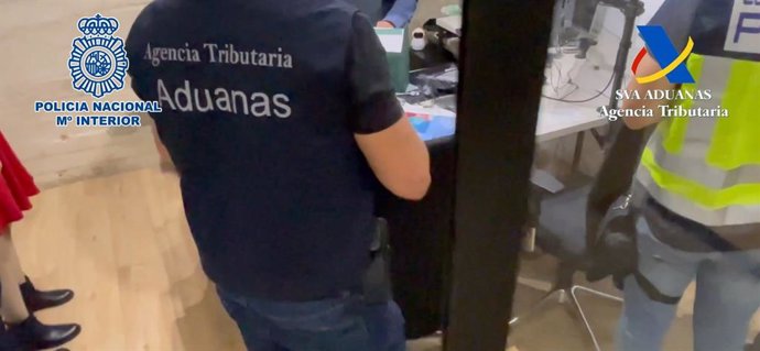 Funcionarios de Vigilancia Aduanera de la Agencia Tributaria y agentes de la Policía Nacional desmantelan una organización criminal dedicada a las estafas mediante el método del 'chiringuito financiero'.