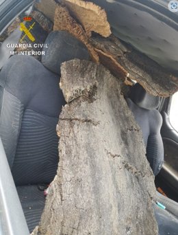 Imagen de parte del corcho robado en Cala en el interior del coche.
