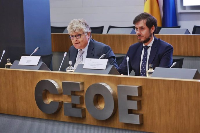 El presidente de Tecniberia, Joan Franco, y el subdirector general de Hidrocarburos y Nuevos Combustibles del Ministerio para la Transición Ecológica y Reto Demográfico (Miterd), José Luis Cabo.