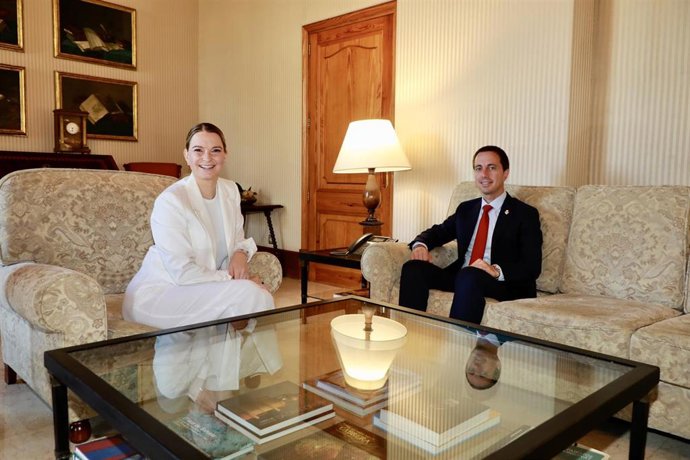La presidenta del Govern, Marga Prohens, y el presidente del Consell de Mallorca, Lloren Galmés