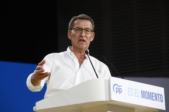 El presidente del Partido Popular, Alberto Núñez Feijóo, interviene durante un acto en el Auditorio de la Diputación de Alicante (ADDA), a 12 de julio de 2023, en Alicante, Comunidad Valenciana (España).  Este mitin electoral se realiza de cara a las el